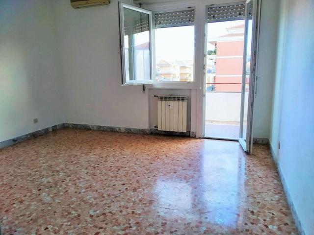 Affittasi Appartamento, APPARTAMENTO IN AFFITTO MOLTO LUMINOSO Annunci Roma, Zona Cinecittà Rif.67086