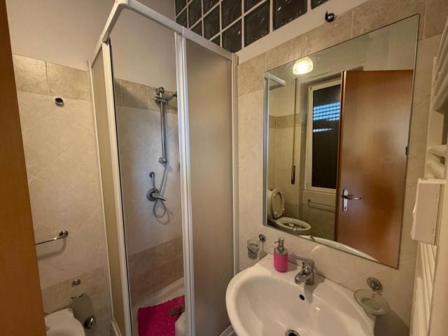 Affittasi Appartamento, CAMERA CON BAGNO PER STUDENTESSA Annunci Roma, Zona Bologna Rif.637874