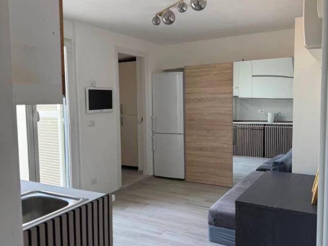 Affittasi Appartamento, Centralissimo Viale Italia attichetto locazione stagionale Annunci Ladispoli Roma Rif.645732