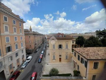 Affittasi Appartamento, CENTRO STORICO BILOCALE CON AFFACCIO ANGOLARE ESTERNO Annunci Roma, Zona Esquilino Rif.635877