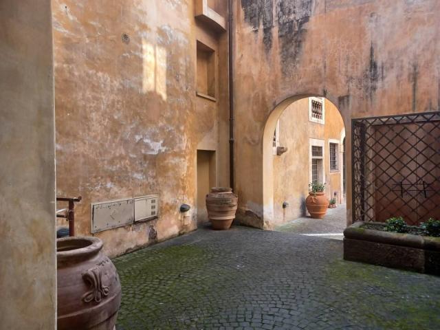 Affittasi Appartamento, CENTRO STORICO VIA GIULIA BILOCALE RISTRUTTURATO € 1750,00 Annunci Roma Roma Rif.646465