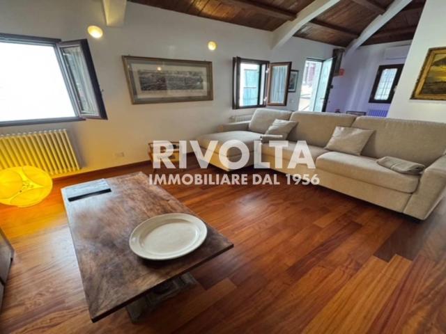 Affittasi Appartamento, COLOSSEO: SPLENDIDO APPARTAMENTO ARREDATO Annunci Roma Roma Rif.642766
