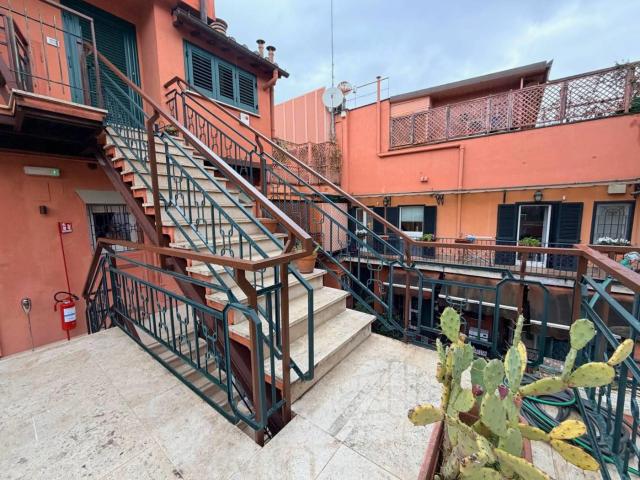 Affittasi Appartamento, Delizioso Attico in locazione zona Campitelli, Roma Annunci Roma Roma Rif.646631