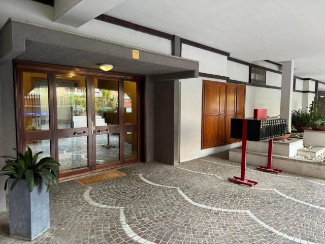 Affittasi Appartamento, EUR BILOCALE NON ARREDATO CON SOFFITTA E POSTO AUTO Annunci Roma, Zona Torrino Rif.642028