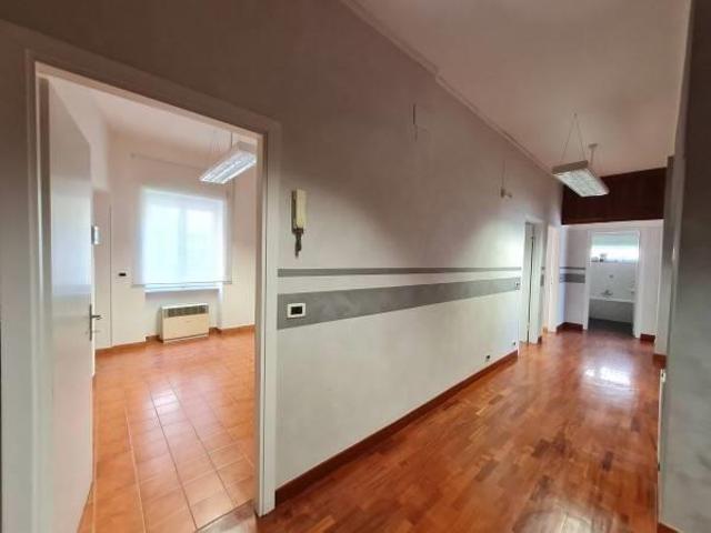 Affittasi Appartamento, EUR – Studio Professionale 125 mq, luminoso e funzionale Annunci Roma, Zona Eur Rif.630671