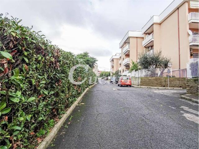 Affittasi Appartamento, FGA33 deliziosa mansardina con ascensore Annunci Grottaferrata Roma Rif.596015