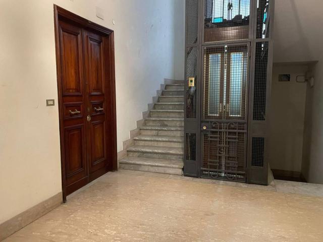 Affittasi Appartamento, Luminoso appartamento in Via Lorenzo il Magnifico Annunci Roma, Zona Bologna Rif.628982