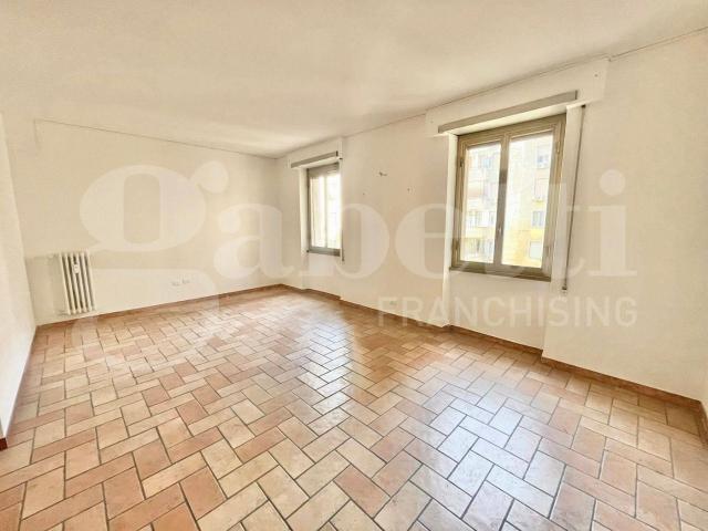 Affittasi Appartamento, Luminoso silenzioso trilocale con vista sul Gazometro Annunci Roma, Zona Ostiense Rif.631357