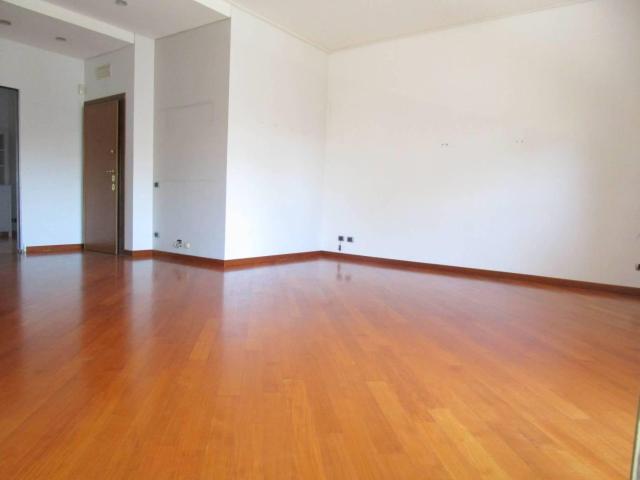 Affittasi Appartamento, PIANO ALTO LUMINOSO LIBERO DAL 15 FEBBRAIO 2026 Annunci Roma, Zona Mostacciano Rif.630754