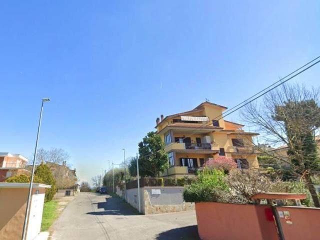 Affittasi Appartamento, QUADRILOCALE AMPIO IN ZONA VALLE MURICANA Annunci Roma, Zona Valle Muricana Rif.513610