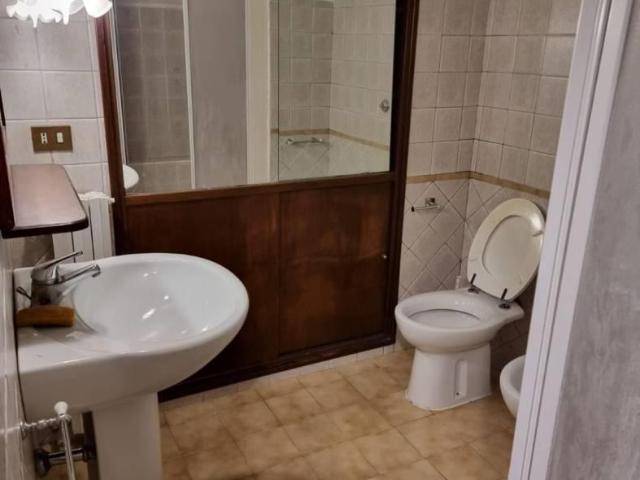 Affittasi Appartamento, SEMINTERRATO VITINIA VIA CASTIGLION DE PEPOLI Annunci Roma, Zona Vitinia Rif.629777