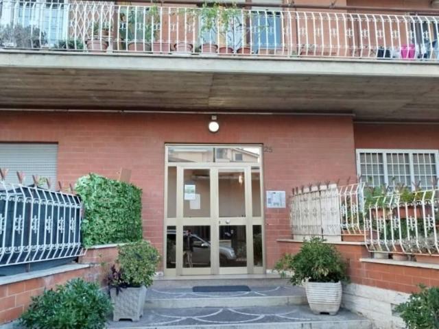 Affittasi Appartamento, TORRE ANGELA STANZA VIA TERSICORE Annunci Roma, Zona Torre Angela Rif.647618