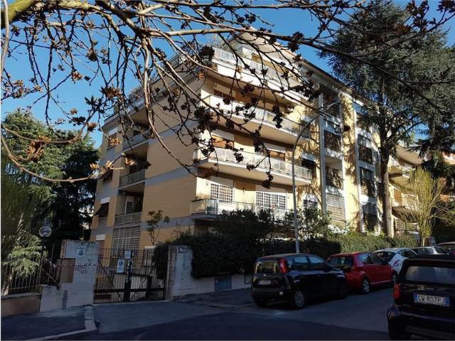 Affittasi Appartamento, TRILOCALE ZONA CORSO FRANCIA € 2.000 MESE Annunci Roma Roma Rif.647337