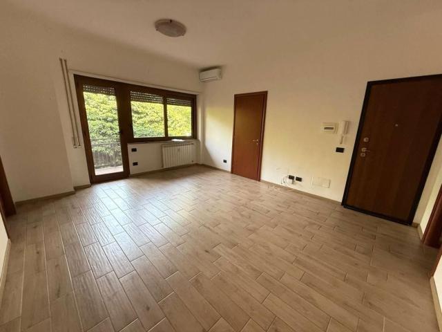 Affittasi Appartamento, Trilocale ottimo stato, secondo piano, Mostacciano, Roma Annunci Roma, Zona Mostacciano Rif.630747