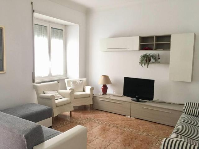 Affittasi Appartamento, Via Apuania Annunci Roma, Zona Bologna Rif.634618