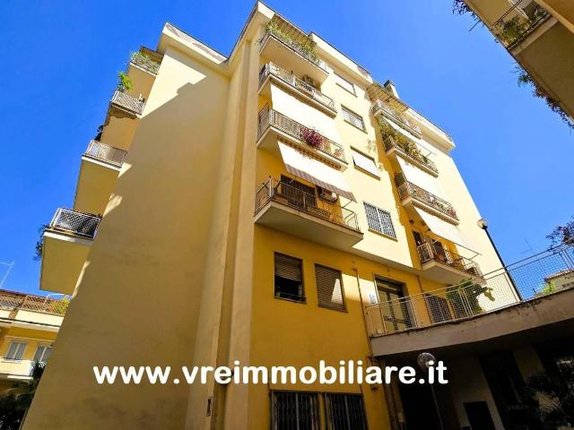 Affittasi Appartamento, VREAGENCY Splendido trilocale, luminoso e silenzioso. Annunci Roma Roma Rif.577921