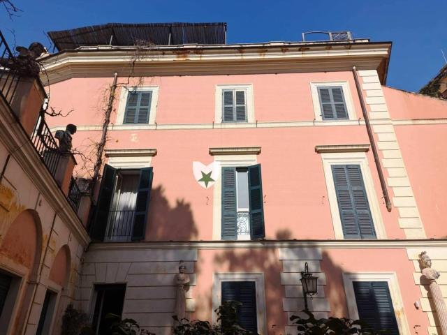 Affittasi Attico, ATTICO CON TERRAZZA CENTRO STORICO BARBERINI Annunci Roma Roma Rif.640015