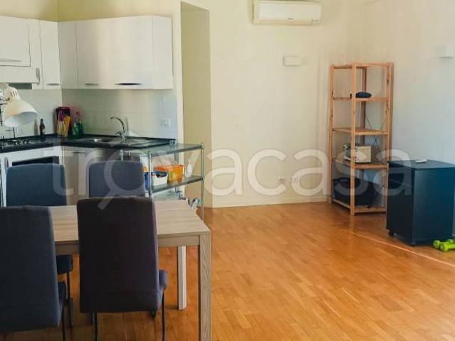 Affittasi attico a Roma, Appio latino
