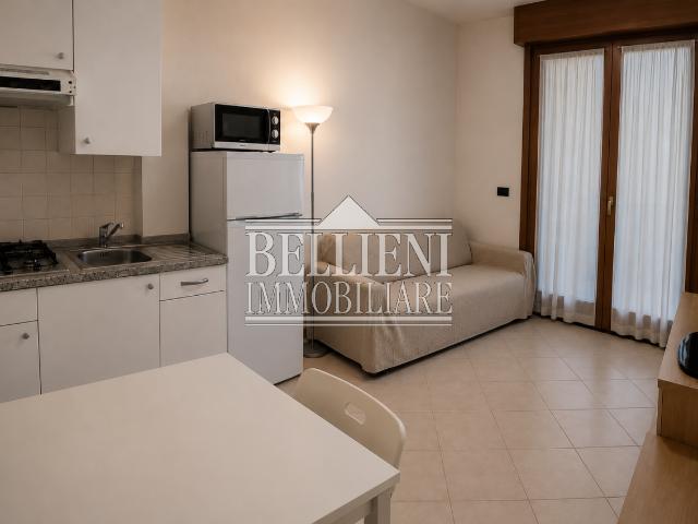 AFFITTASI BILOCALE CON BALCONE E POSTO AUTO ZONA BANCHE