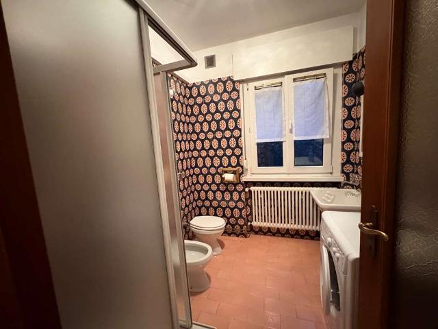 AFFITTASI ELEGANTE APPARTAMENTO IN PRESTIGIOSA VILLA VIDEOSORVEGLIATA