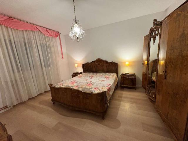 AFFITTASI ELEGANTE APPARTAMENTO IN PRESTIGIOSA VILLA VIDEOSORVEGLIATA
