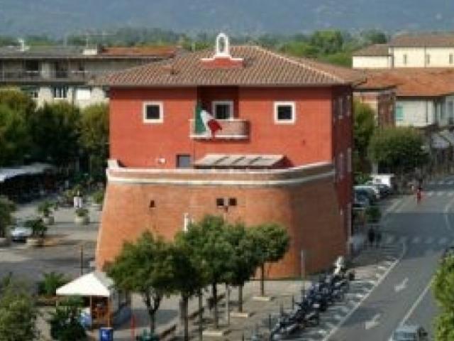 AFFITTASI FONDO A RIDOSSO DELLA ZONA PEDONALE