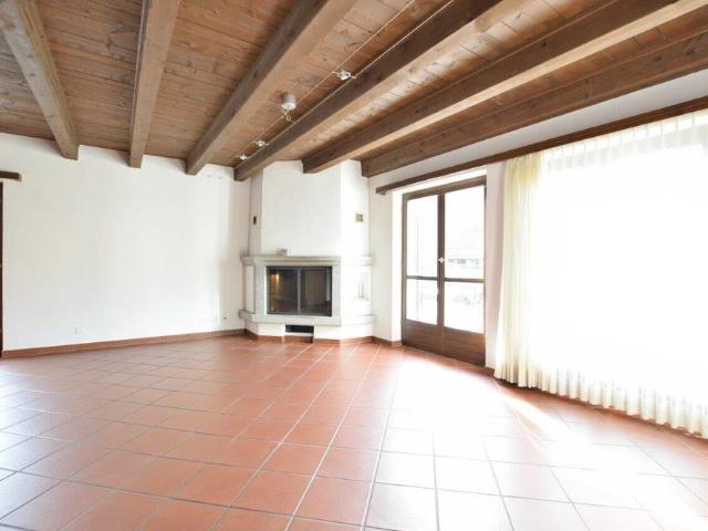 AFFITTASI LUMINOSA CASA SU 2 PIANI A CLARO BELLINZONA