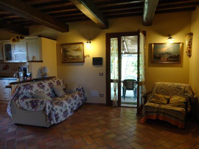 AFFITTASI MONOLOCALE al PIANO TERRENO, IN CAMPAGNA, CON GIARDINO ESCLUSIVO AFFITTI TRANSITORI