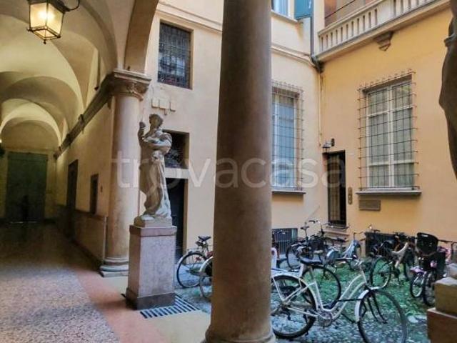 Affittasi mansarda a Bologna strada Maggiore, Santo Stefano