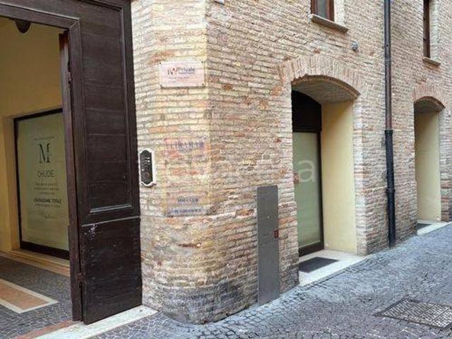 Affittasi stabile/palazzo a Fano, Centro Storico