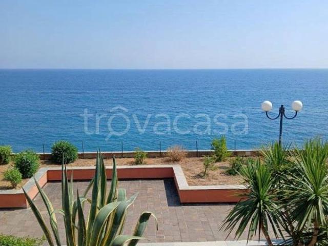 Affittasi stabile/palazzo ad Arenzano piazza degli Ulivi, 26