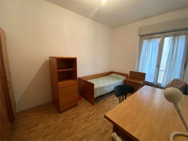 AFFITTASI STANZA O POSTI LETTO IN VIA STOPPANI
