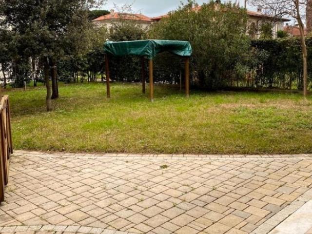 AFFITTASI PER LA STAGIONE APPARTAMENTO CON GIARDINO IN CONDIZIONI PERFETTE