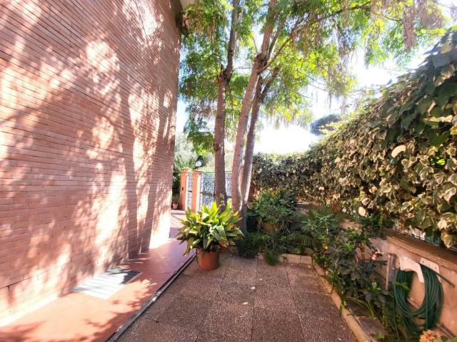 Affittasi Villa, Casal Palocco, villa indipendente con giardino in locazione Annunci Roma, Frazione Casal Palocco Rif.642356