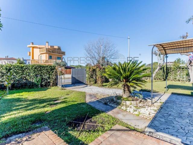 Affittasi Villa, AFFITTO ESTIVO VILLA FREGENE VICINO MARE VIALE VIAREGGIO Annunci Fiumicino, Frazione Fregene Rif.646078