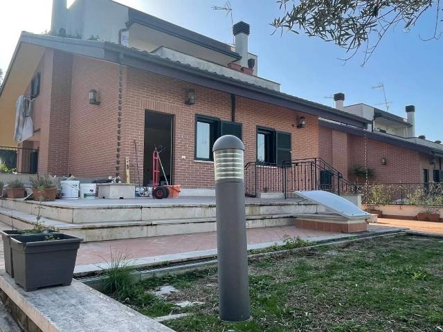 Affittasi Villa, Affitto Pisana Via G.G.Gizzi Villa Bifamiliare Annunci Roma, Zona Casal Lumbroso Rif.623592