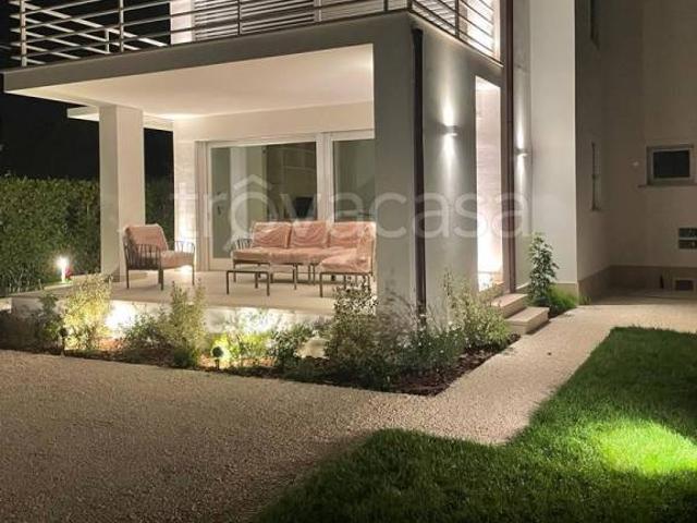 Affittasi villa bifamiliare a Forte dei Marmi via Salvador Allende, 98