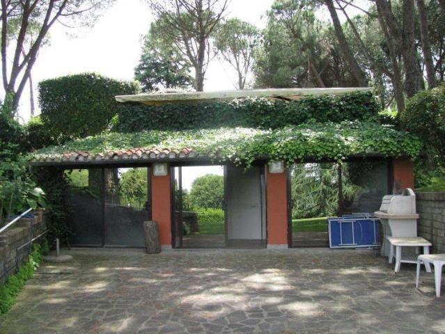 Affittasi Villa, Olgiata villa con piscina Immersa in un meraviglioso parco Annunci Roma, Zona Olgiata Rif.244630