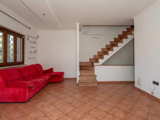 Affittasi Villa, OSTIA ANTICA,DELIZIOSA VILLA CON GIARDINO IN QUADRIFAMILIARE Annunci Roma, Frazione Ostia Antica Rif.630682