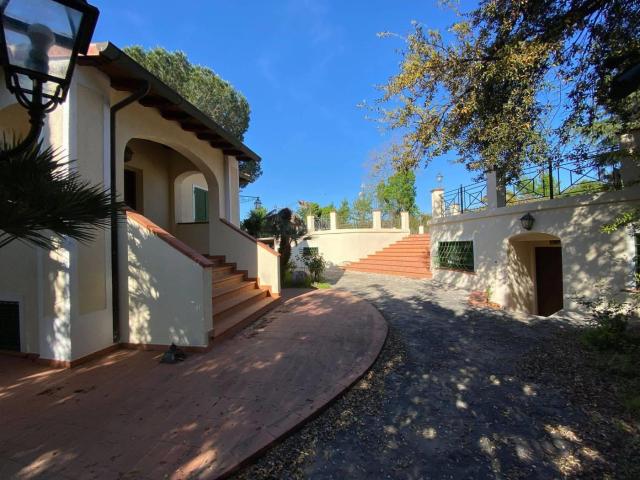 Affittasi Villa, Le rughe Casal de Pini villino unifamiliare con piscina Annunci Formello Roma Rif.337639