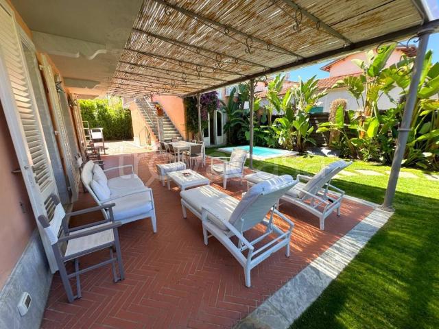 Affittasi villa singola a Forte dei Marmi via la Pace