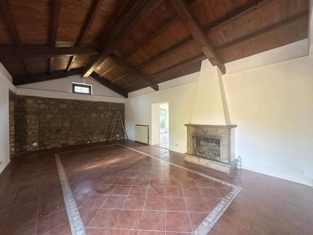 Affittasi Villa, Villa con giardino zona Grottarossa Annunci Roma Roma Rif.629387