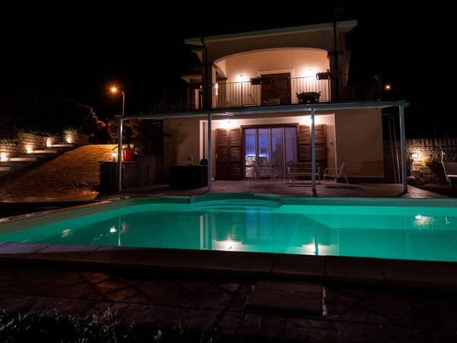 Affittasi Villa, Villa con piscina Annunci Trevignano Romano Roma Rif.647837