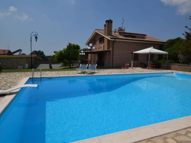 Affittasi Villa, Villa di lusso in affitto Annunci Genzano di Roma Roma Rif.385269