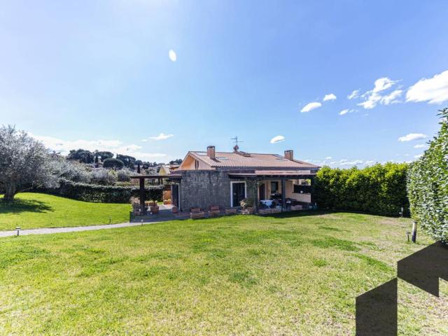 Affittasi Villa, VILLA IN BIOEDILIZIA NEL PARCO DI COLLE SMERALDO Annunci Frascati Roma Rif.642173