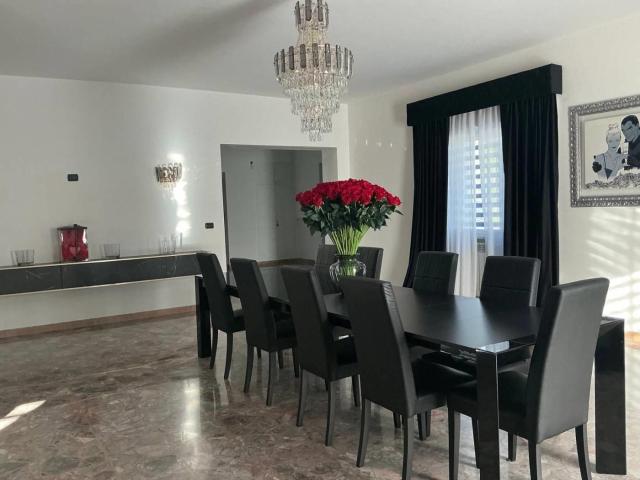 Affittasi Villa, Villa unifamiliare Annunci Roma, Zona Castel di Guido Rif.628242