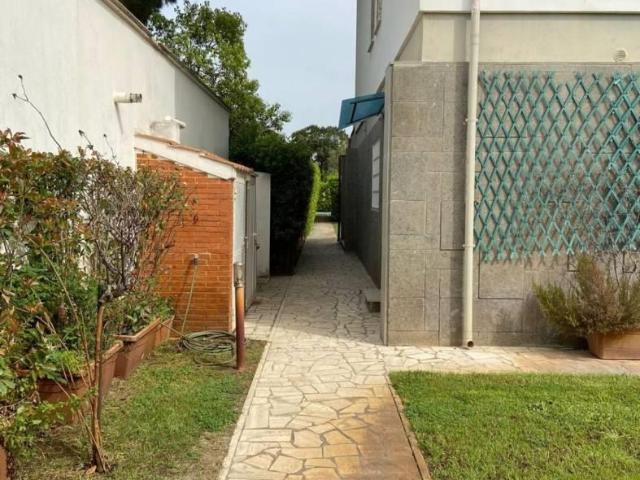 Affittasi Villa, VILLA UNIFAMILIARE CON PISCINA A FREGENE NORD Annunci Fiumicino, Frazione Fregene Rif.631117