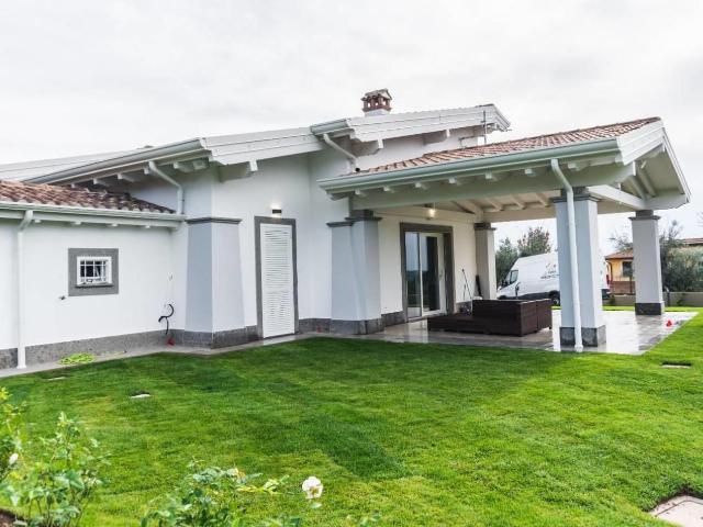 Affittasi Villa, Villa unifamiliare con piscina in affitto Annunci Formello Roma Rif.625821