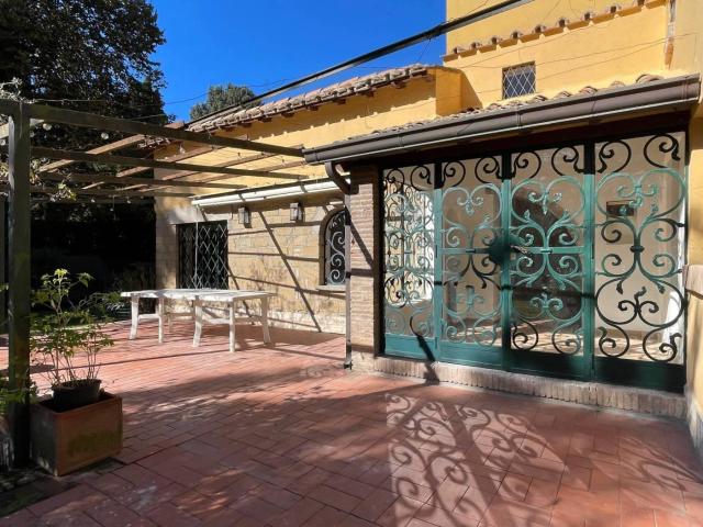 Affittasi Villa, Villa unifamiliare immersa nel Parco dell’Appia Antica Annunci Roma Roma Rif.633833