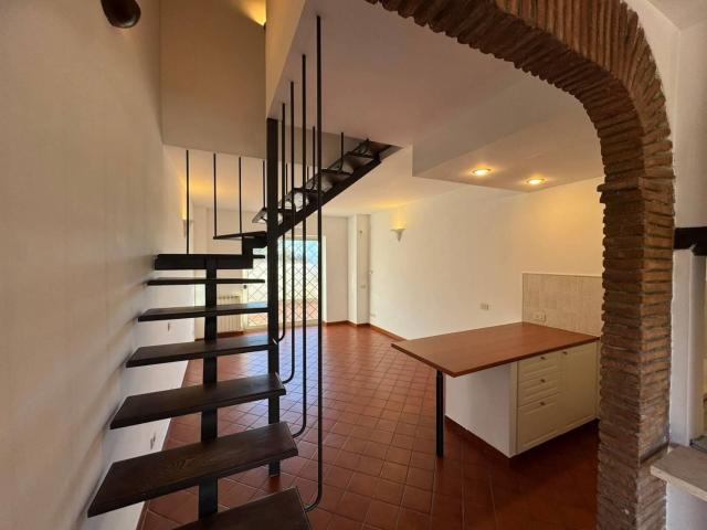 Affittasi Villetta a schiera, Splendido Villino Bilivello Ristrutturato con Terrazza Annunci Roma, Zona Infernetto Rif.626766